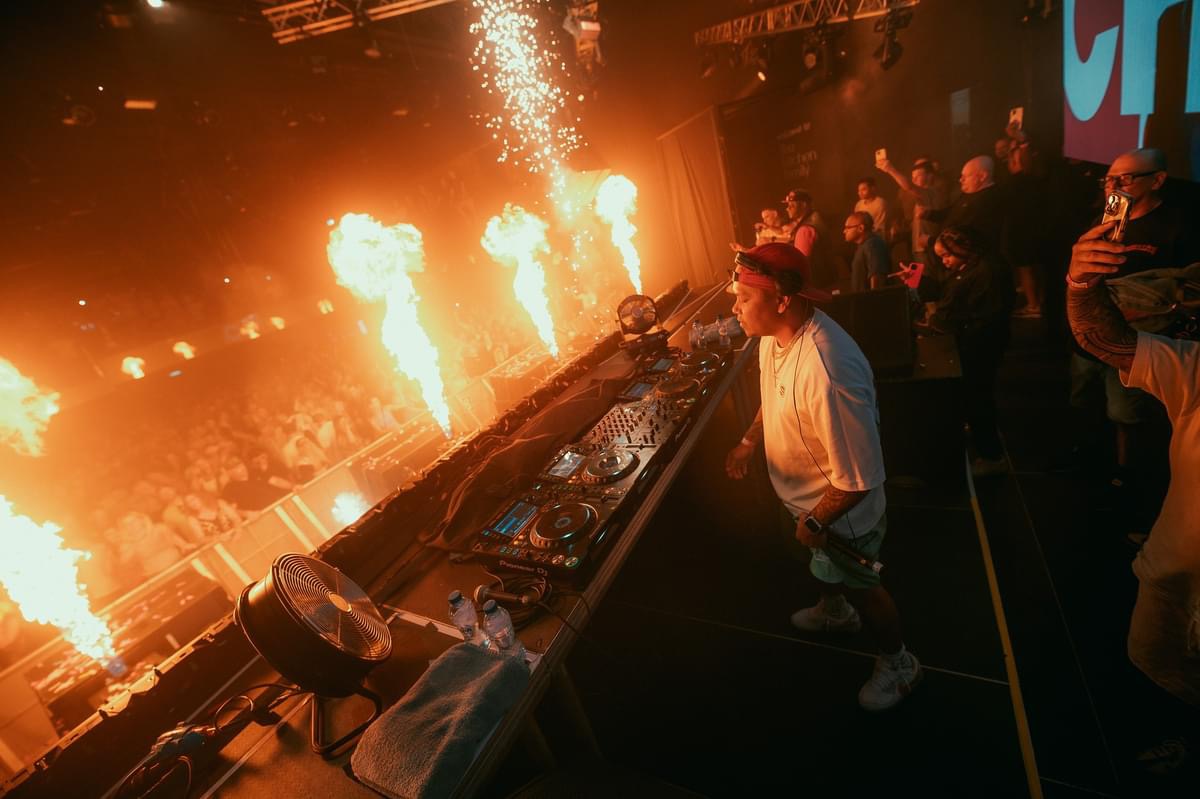 Dj op het podium met special effects